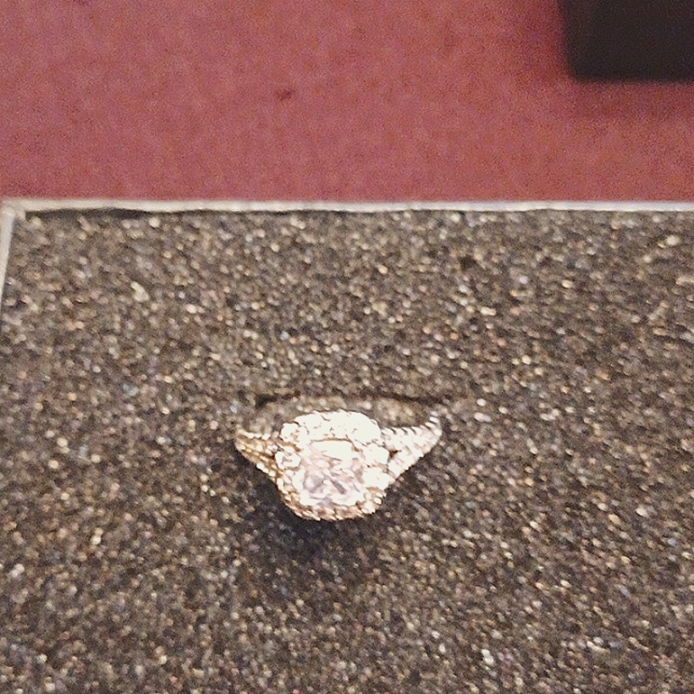 Women's engagement ring